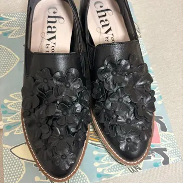 chay 블랙 꽃 장식 슬립온 슈즈