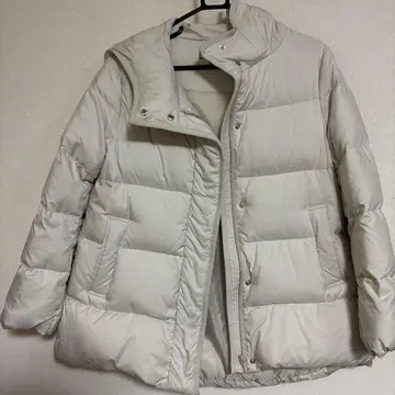 유니클로 화이트 후드 부착 다운 자켓 M 사이즈