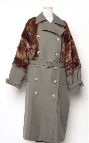 퍼 달린 올리브 그린 롱 코트