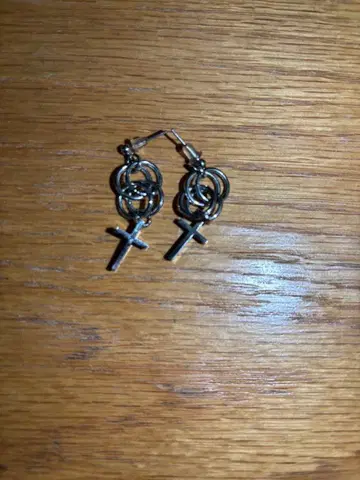 크로스와 반지 디자인의 귀걸이 Y2K 귀걸이입니다