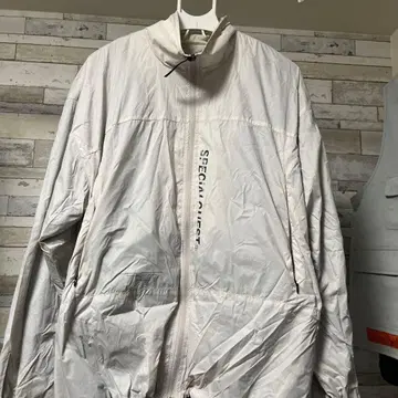 SPECIAL GUESTS 화이트 나일론 자켓