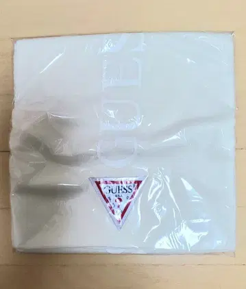 새상품 GUESS 한정품 화이트 니트 머플러