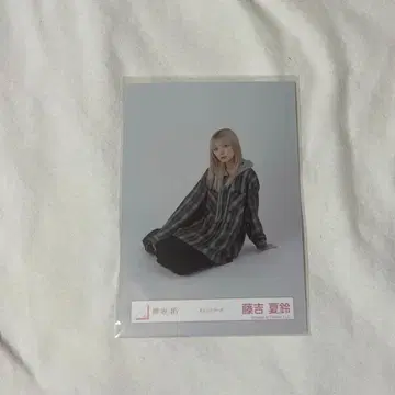 사쿠라자카46 체크 코디 브로마이드 후지요시 카린 앉은 모습