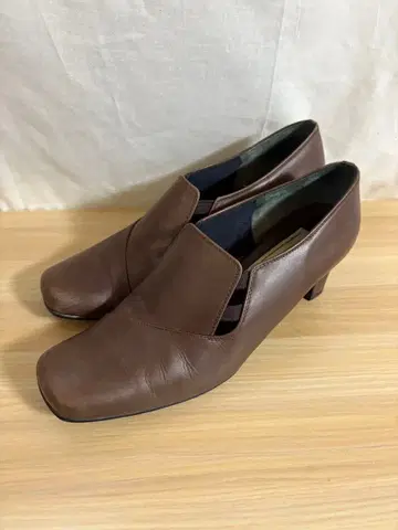 브라운 가죽 컷 힐 23.5cm