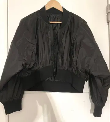 IKUMI 블랙 MA-1 자켓