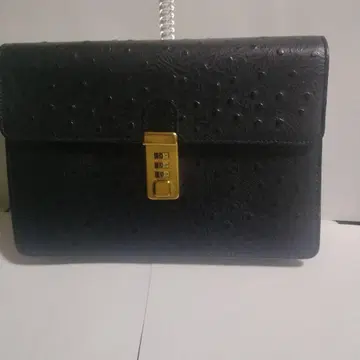 블랙 가죽 엠보싱 가공 클러치백