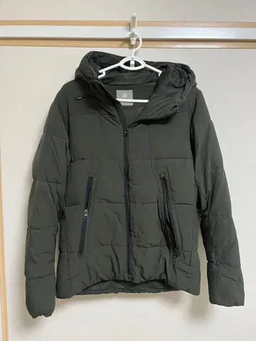 올리브 그린 후드 부착 다운 자켓