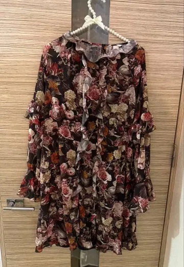 새상품급 H&M 브라운 계열 꽃무늬 프릴 긴팔 무릎 기장 원피스