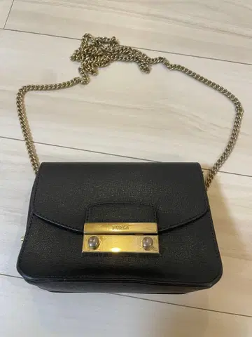 FURLA 메트로폴리스 가죽 숄더백 스터드 블랙