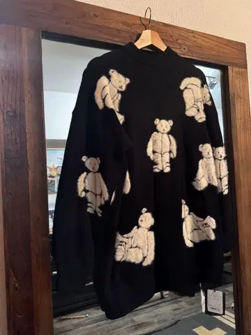 곰 무늬 블랙 긴팔 니트 더블 스탠다드 클로징