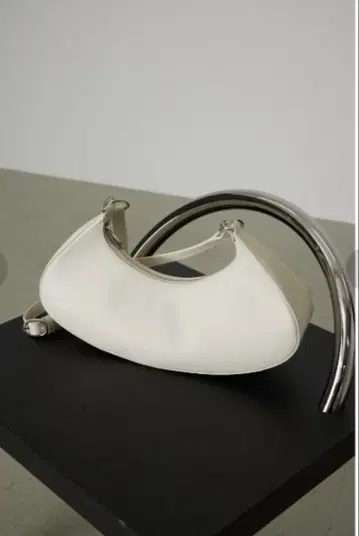 RIM.ARK 크레센트 쉐이프 숄더백 화이트