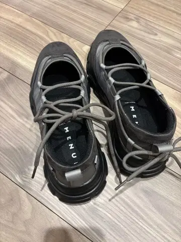 그레이 레이스업 발레 통굽 스니커즈 meune