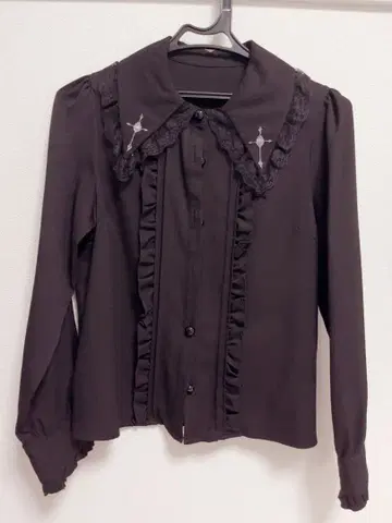 DearMyLove 크로스 자수 옷깃 블라우스 (올 블랙)