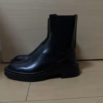 ZARA 사이드 고어 부츠 35