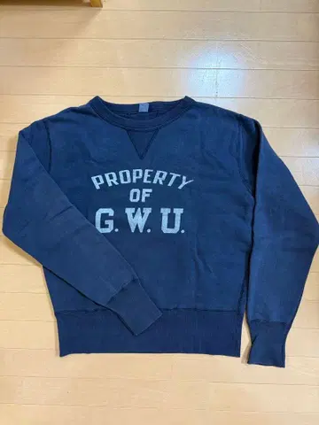 G.W.U. 로고 네이비 빈티지풍 맨투맨