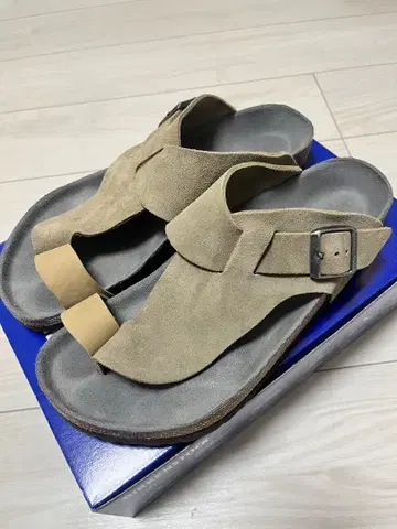 BIRKENSTOCK 베이지 샌들