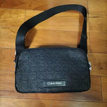 새상품 Calvin Klein 숄더백 블랙 길이 조절 가능