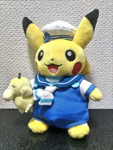 요코하마의 피카츄 봉제 인형 안기 봉제 인형