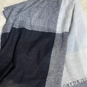 블랙과 화이트 체크 무늬 머플러