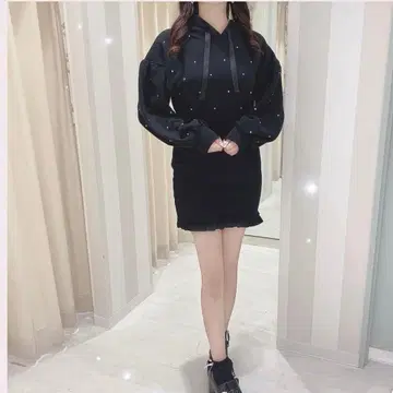 evelyn 후드 부착 비즈 장식 미니 원피스