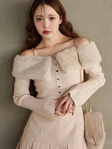 NICE CLAUP 인조 모피 비쥬 니트