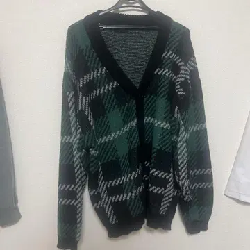그린 계열 체크 무늬 니트 가디건
