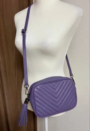 새상품급 이탈리아제 V자 패턴 숄더백 (퍼플)