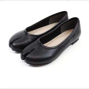 타비 모양 블랙 플랫슈즈