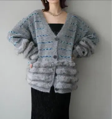 페더 라인 배색 샤기 니트 가디건입니다.