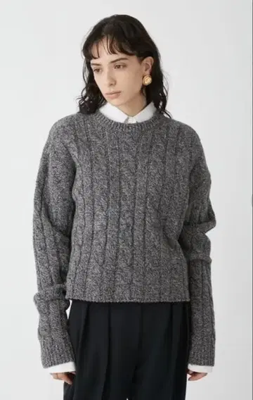 미라 오웬 크루넥 케이블 단장 니트 그레이