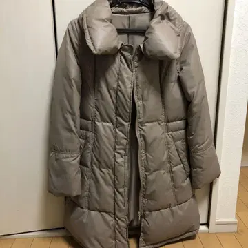 베이지 후드 부착 롱 다운 자켓