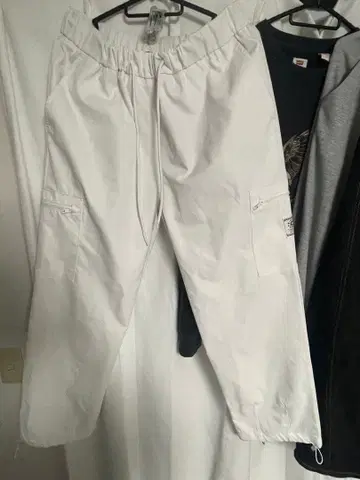 YUNGU 화이트 카고 팬츠