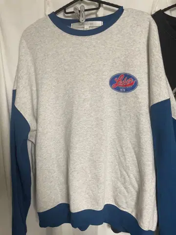 그레이/파랑 로고 자수 크루넥 트레이닝복