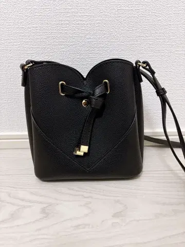 [ 미니멀리스트 ] 하트형 블랙 숄더백