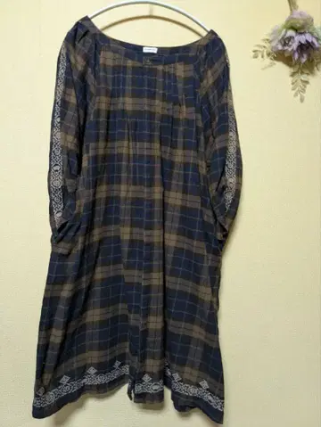 드럭스토어 플란넬 소재 네이비 브라운 체크 원피스 자수입