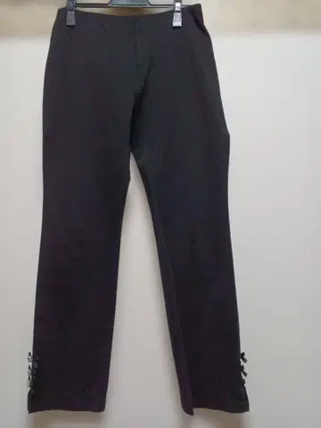 블랙 슬림핏 팬츠 밑단 리본 디자인