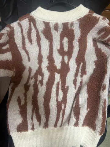 스트라이프 무늬 크루넥 스웨터