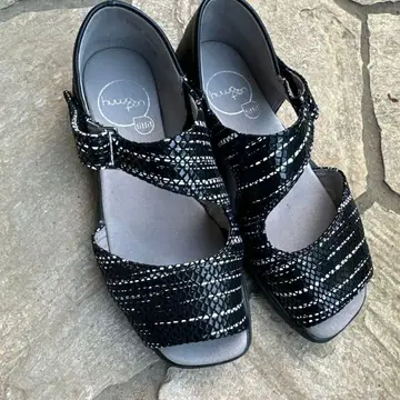 스트랩 달린 블랙 실버 샌들