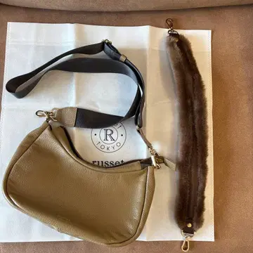 russet 하프문 숄더백 퍼 벨트 포함