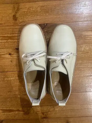 화이트 가죽 레이스업 슈즈