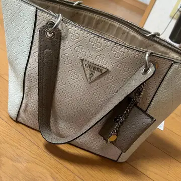 GUESS 엠보싱 가공 토트백 화이트