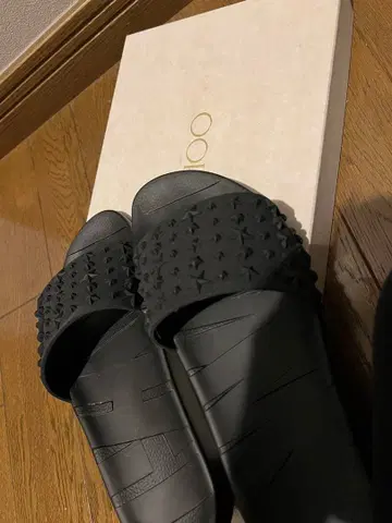 JIMMY CHOO 스터드 장식 블랙 샌들