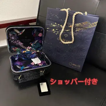 끌레드뽀 보떼 파우치 홀리데이 2025 컬렉션, 쇼핑백 포함