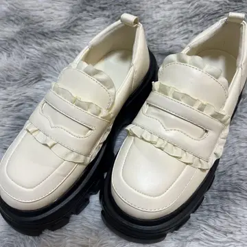 Merry Jerry 통굽 패딩 프릴 로퍼 화이트 M 새상품급