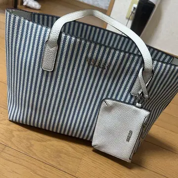 GUESS 토트백 파랑과 화이트 스트라이프