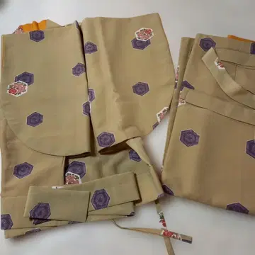 육각형과 꽃무늬의 전통적인 기모노 셋업