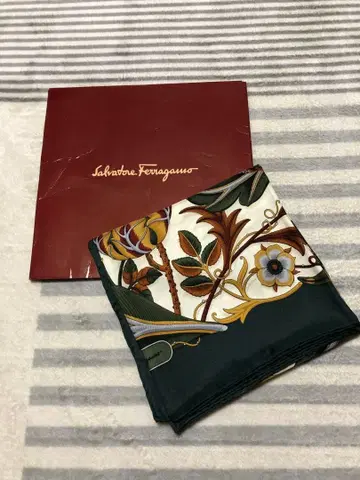 Salvatore Ferragamo 꽃무늬 스카프