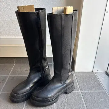 MURUA 블랙 가죽 사이드 고어 롱 부츠 통굽