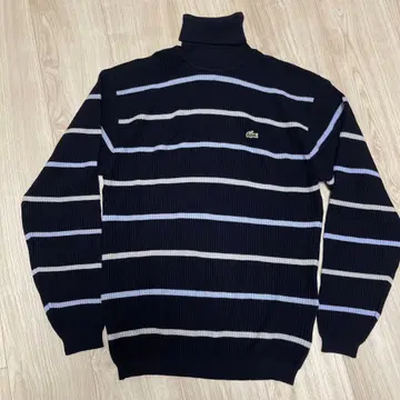 라코스테 터틀넥 스웨터 보더 악어 로고 자수