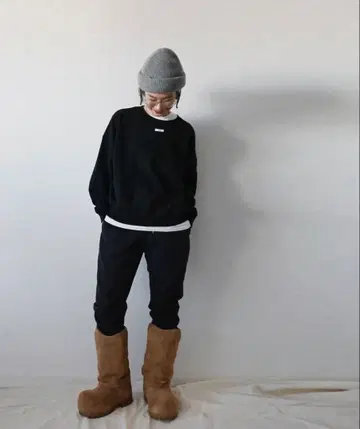 chiiiibag 로고 크루넥 스웨트 새상품